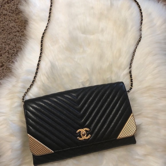 AUTHENTIC C.H.A.N.E.L CLUTCH - Picture 3 of 8